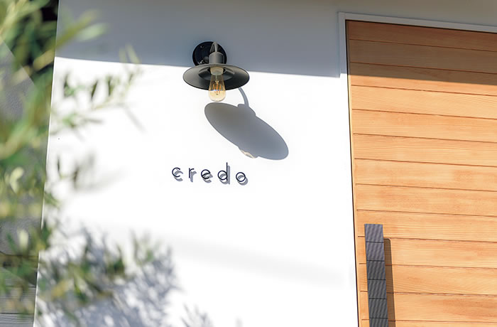 店舗エントランスのcredoの看板
